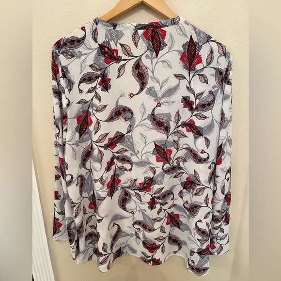 Women’s Blouse Size XL White with Red and Grey leaf pattern - Picture 2 of 3